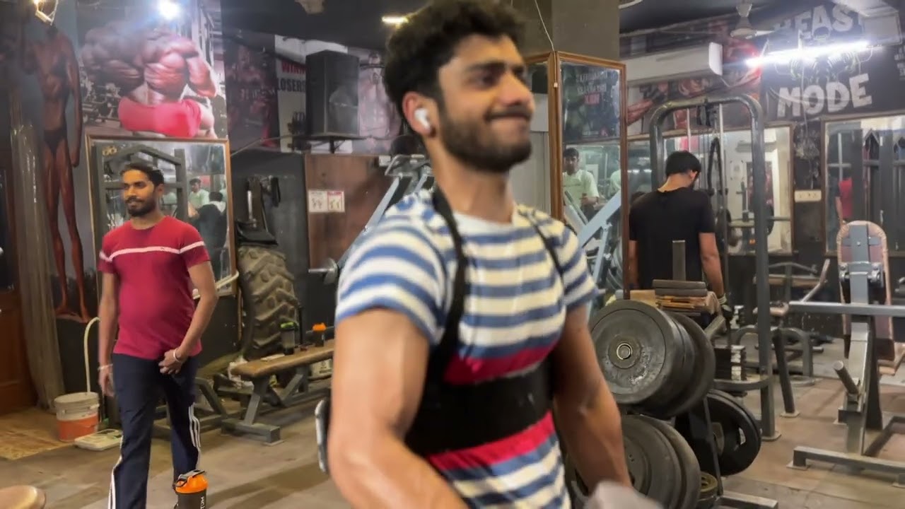 Intense arms workout with bros👊🏻🤠