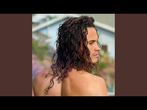 在 YouTube 上觀看「Don't I (feat. Jade Novah)」