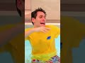 LUÌ VA IN PISCINA MA SOFÌ NON VUOLE!! #shorts | Me contro Te