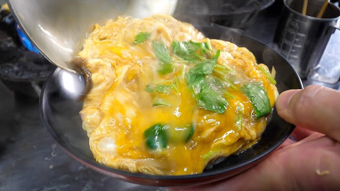 How to make Oyakodon - a simple Japanese chicken and egg rice bowl recipe 