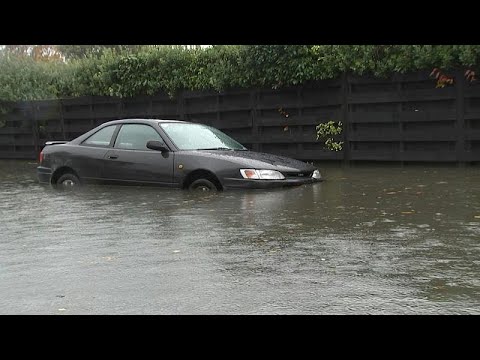 Наводнение в Новой Зеландии: людей эвакуируют на вертолетах и лодках…