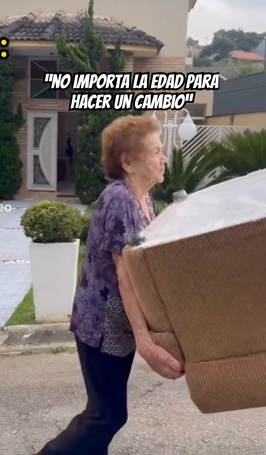 NO VAS A CREER TODO LO QUE PUEDE CARGAR ESTA ABUELA