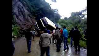 ACCIDENTE BRUTAL EN LA CARRETERA DE LA MUERTE (LOS YUNGAS BOLIVIA).avi POR SucreBoliviaFolk