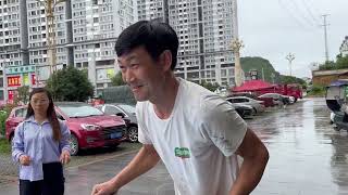 Master Zhang goes to his nephew's shop to pick up materials to renovate his in-laws' old house, b...