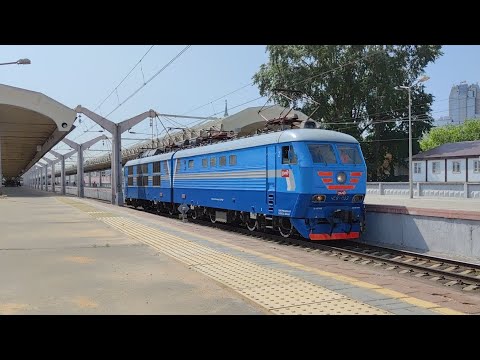 ЧС6-022 уезжает в депо после рейса с туристическим №929 «В Карелию на Поезде Деда Мороза»