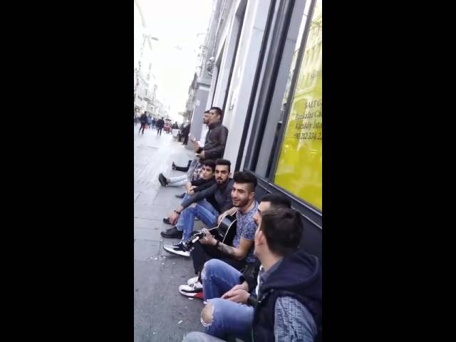 ⁣Coşkulu Anlar taksim sokak sanatçıları Ahmet Artan &Rohat sinan -Çavreşamın (2019) Official