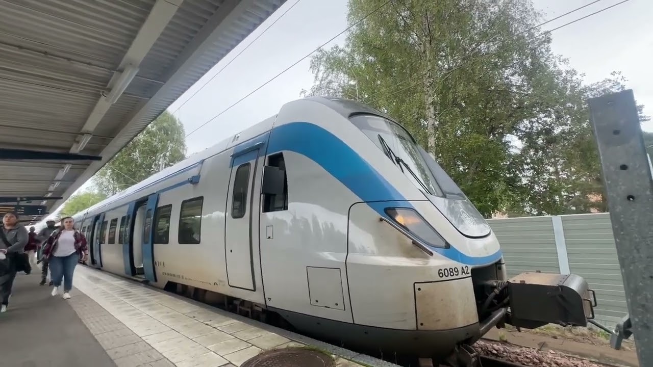 X60B pendeltåg avgår från Jordbro