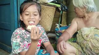 Download Lagu Balik ke kampung bapak Nisa menaiki perahu/Ajik Menikmati Makan Durian Fresh Dari Kebun  MP3