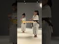一撃ずつ、心を込めて。丁寧に形を打つその姿には、日々の積み重ねと強い意志がしっかり宿っている。スピードや派手さよりも、“正確に打つこと”を大切に。小さな一歩一歩が、確かな成長につながっていきます。