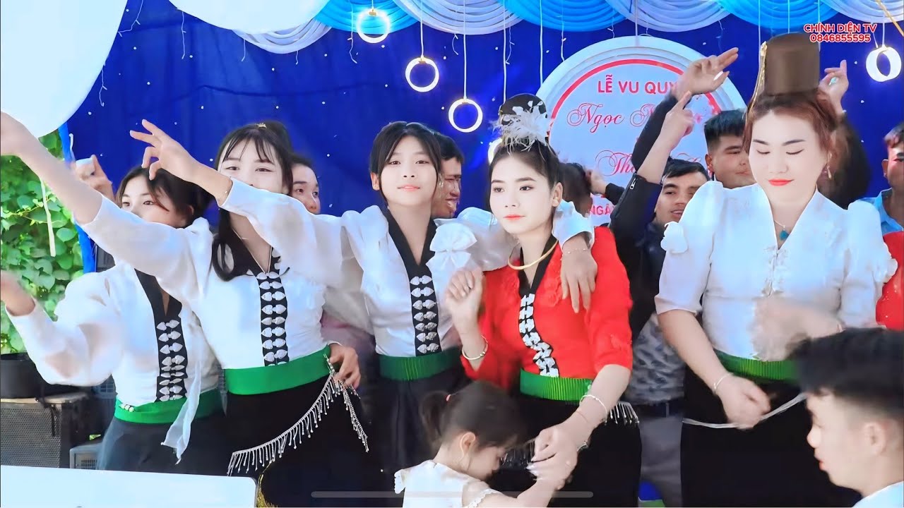 Танцы на свадебной церемонии Нгок Нхи и Тхань Хуй в деревне Бан Бо Ун, коммуна Муонг Сай, провинц...