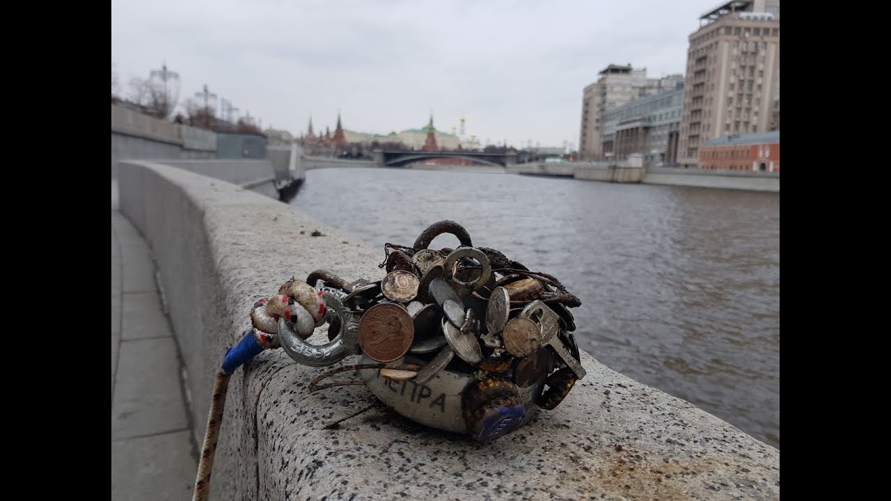 На дне москва. Находки на поисковый магнит в Москве реке. Поисковый магнит Москва река. Находки со дна Москва-реки. Находки на дне Москвы реки.