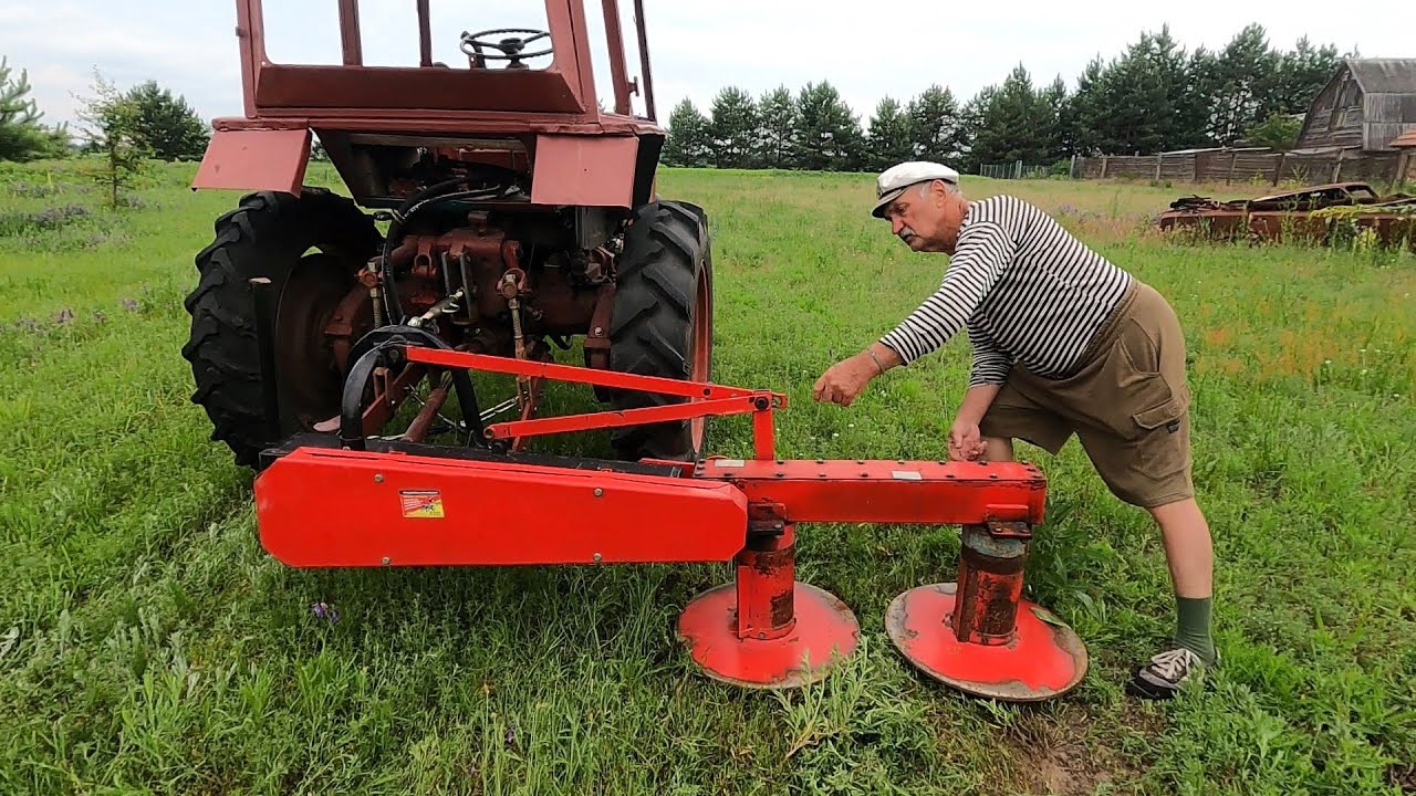 Селянин завжди в роботі. Картопля, кабачкі, траву кошу.