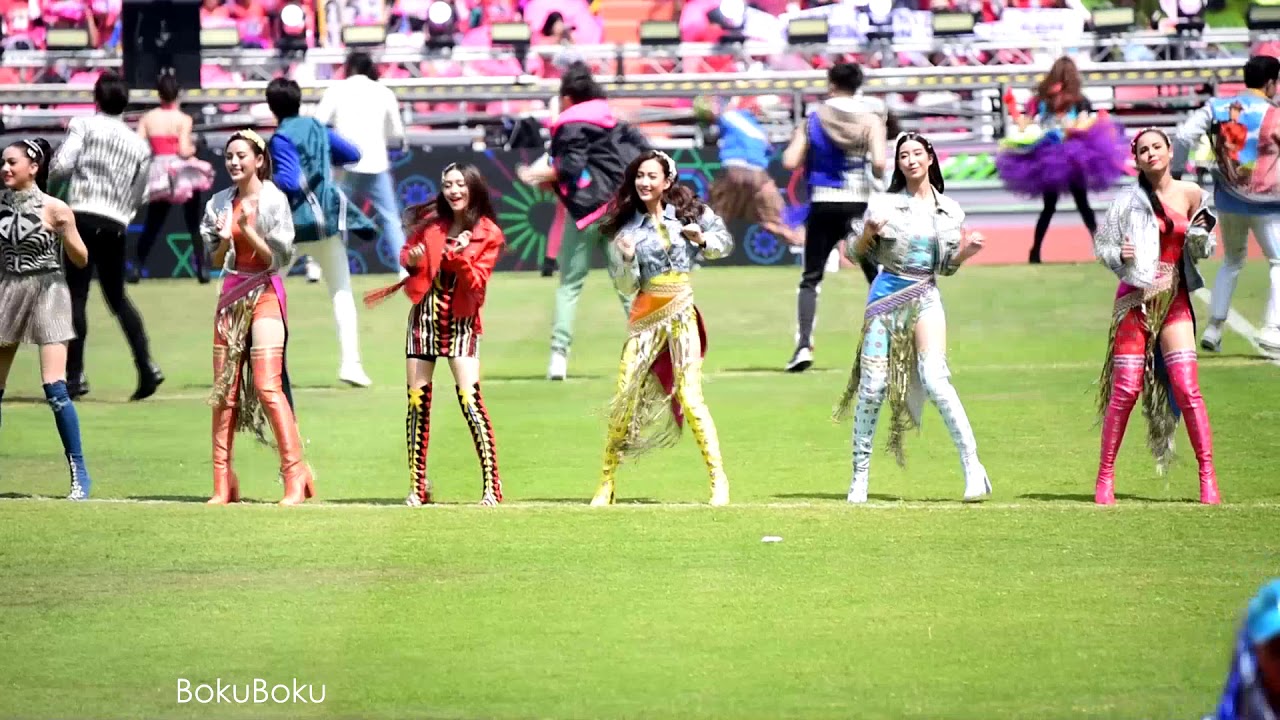 แต้ว ณฐพร ในช่วงโชว์เปิดงานฟุตบอลช่อง3