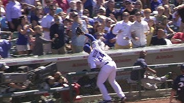 MIL@CHC: Rizzo makes a tough grab near the dugout