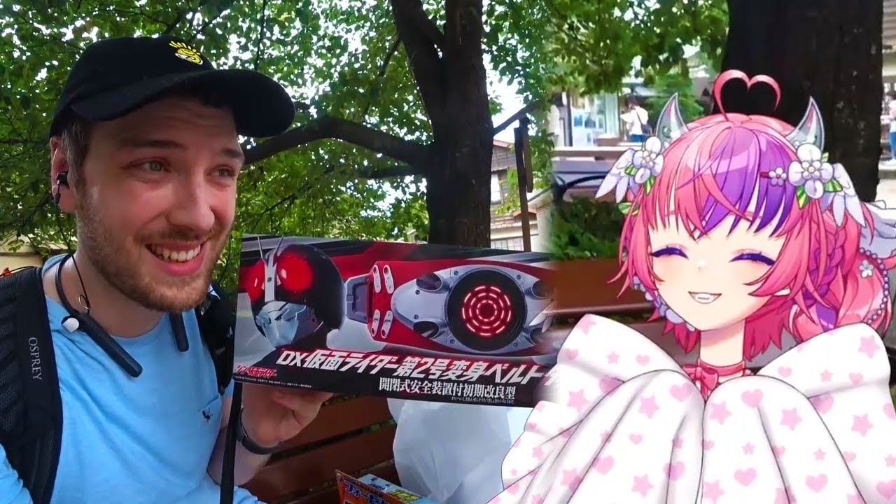 Коннор показывает Айронмаусу подарки Камен Райдера, которые он ей купил