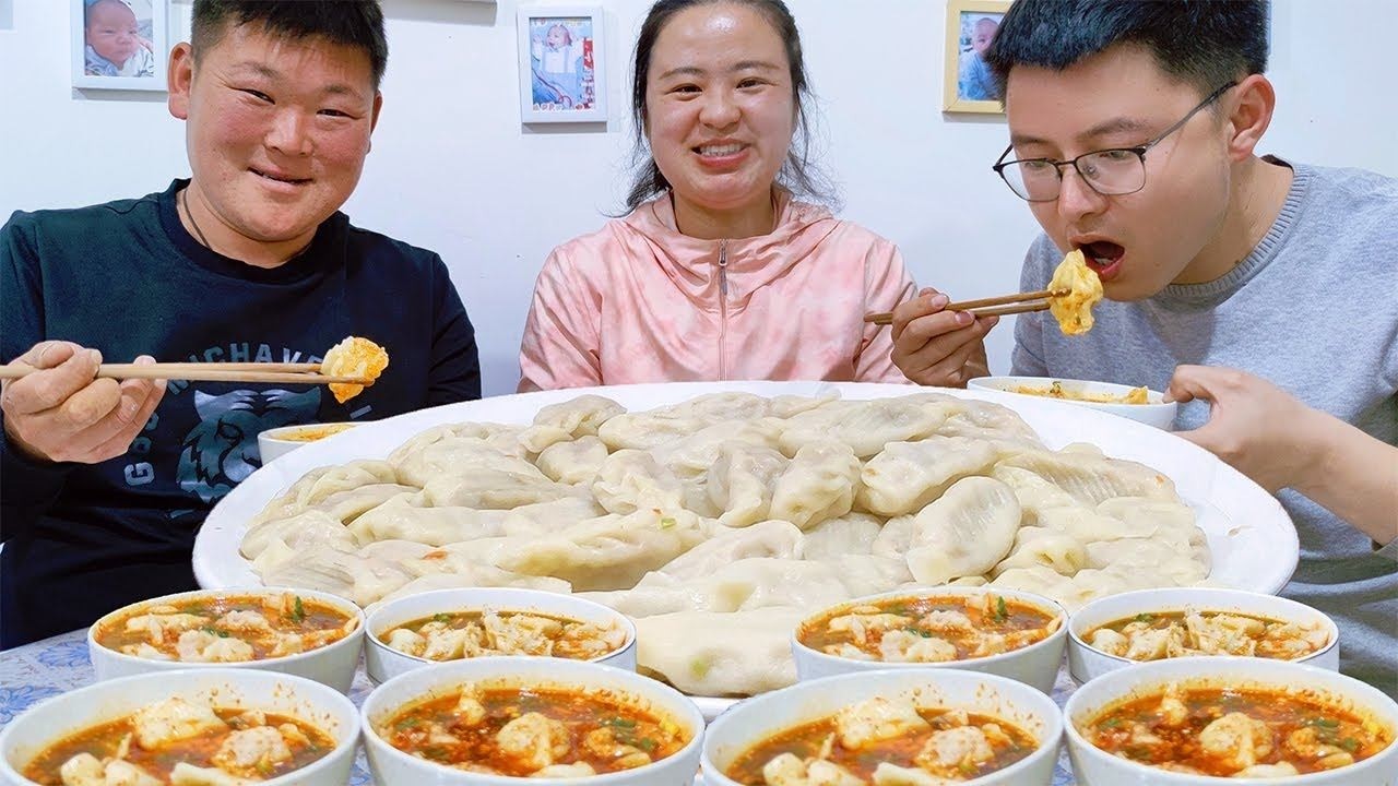 霞姐送来一大块土猪肉，丹丹做成酸汤饺子，肥瘦相间一口爆汁！【胖手手丹丹】