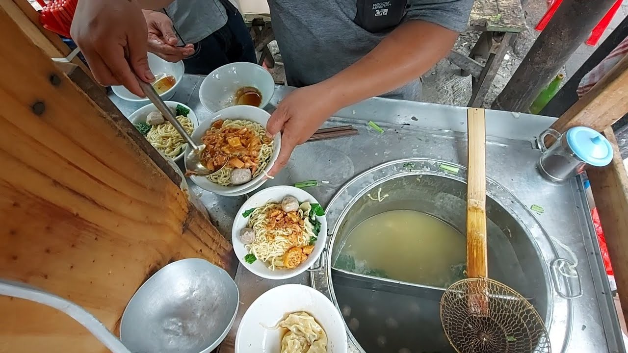 GOKIL KALAU WEEKEND RAME PARAH !! SEHARI LUDES 500 MANGKOK !! INDONESIAN STREET FOOD