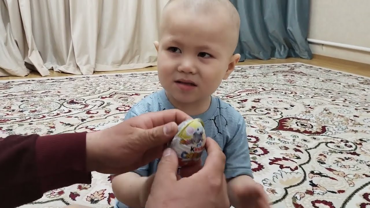 распаковка Киндер сюрприз, малыш кушает плов