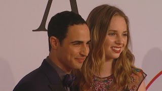 Famous Uma Thurman and Ethan Hawke’s 16-Year-Old Daughter Maya Makes Gorgeous Fashion Debut at the 2015 … Profile