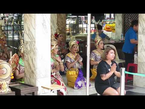 エラワン祠でのダンス