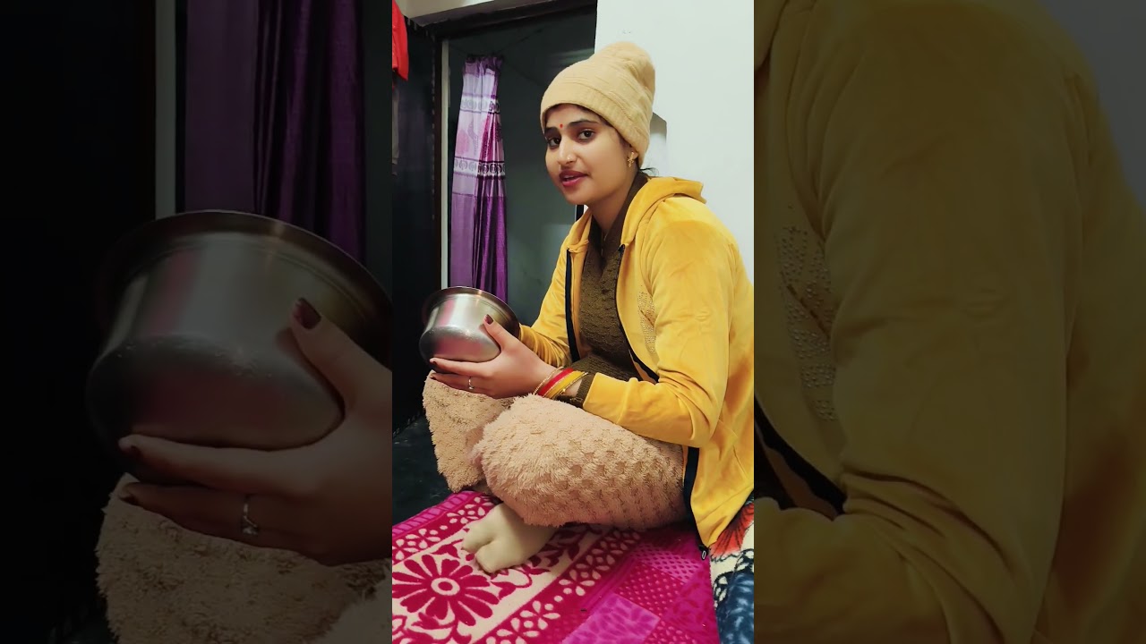भगोने में बैठकर खीर खाती हुई 😋