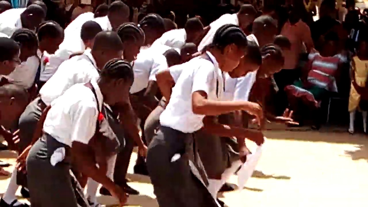 WANAFUNZI WA AIRWING WAKICHEZA KWAITO KWENYE GRADUATION YAO  2019