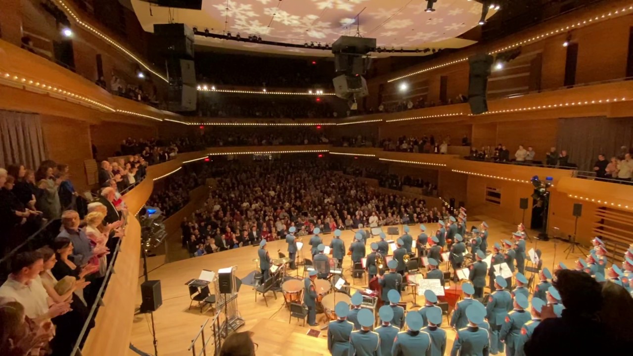 Hymne du Canada & Hymne de la Fédération de Russie par Les Chœurs de l'Armée Rouge Alexandrov