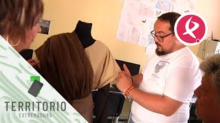 En Aliseda, las vecinas aprenden a confeccionar vestidos tartésicos | Territorio Extremadura