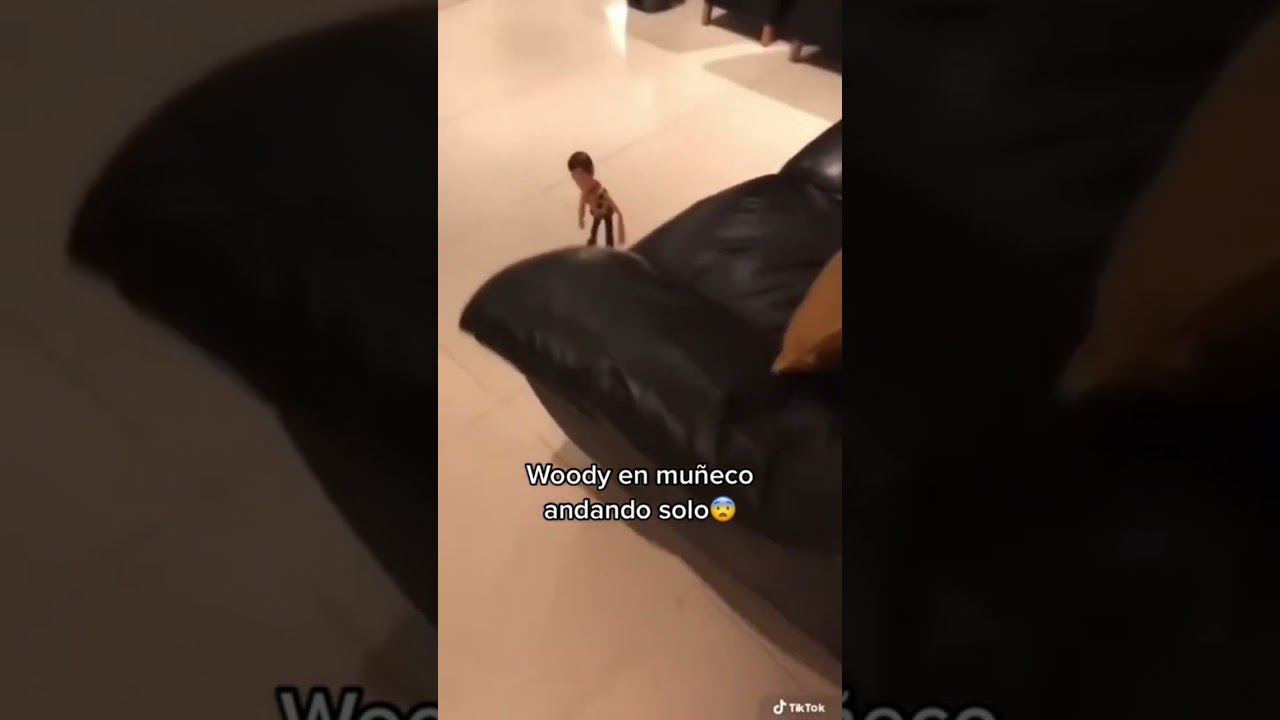 Muñeco de Woody se mueve solo cuando nadies lo ve 