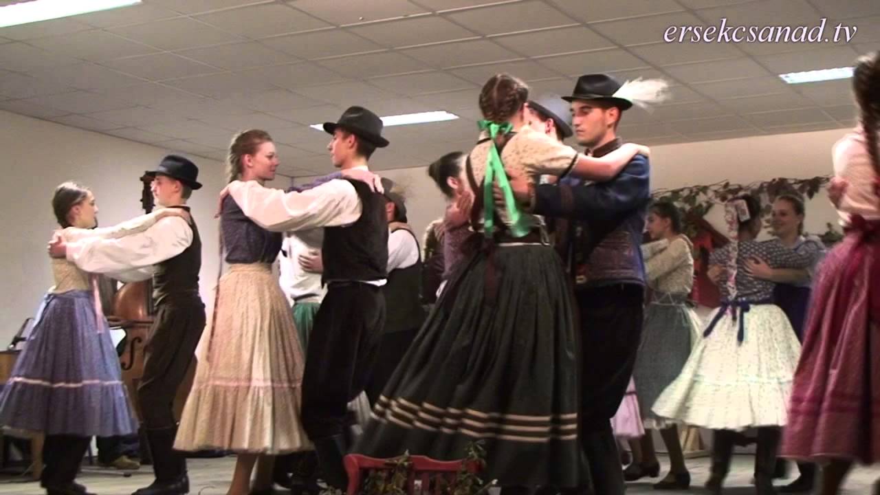 Érsekcsanád: Szüreti felvonulás után a Művelődési házban....2012. október 13.