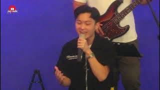 Why were everyone hysterical when Samuel Cipta sang the latest song, Senja Sudut Kota!!