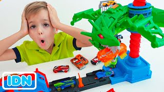 Vlad dan Niki berpura pura bermain Garasi Hot Wheels City