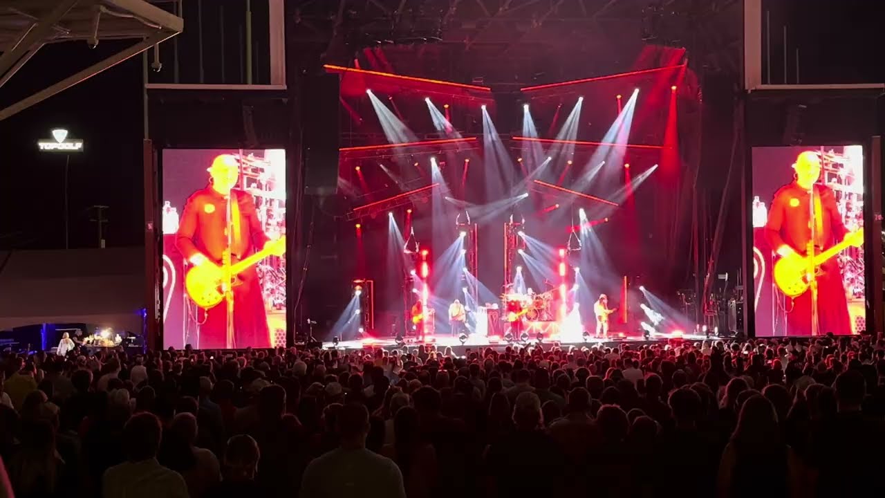 First 20 minutes of The Smashing Pumpkins - Walmart Amp, Rogers AR. 08/16/23