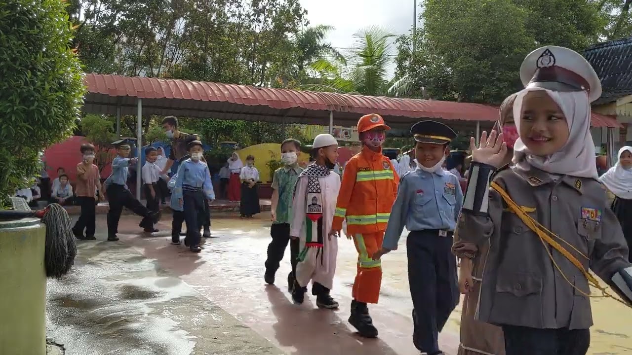 Pawai SDN 002 Sekupang. tema pahlawan/profesi.