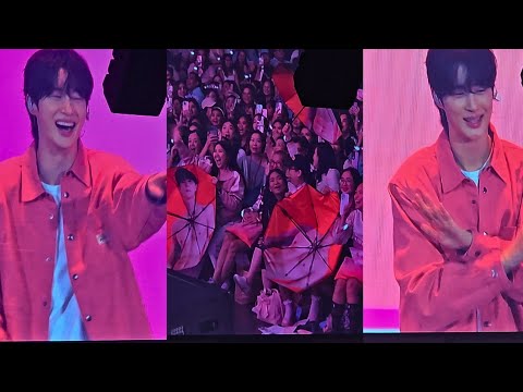 Byeon Woo Seok’s Cute Reaction to His Abs on an Umbrella 😂 | Manila Fan Meet 2025 #byeonwooseok