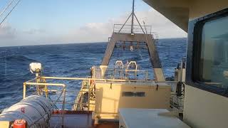 Tremenda vista al Bering Sea desde Wheelhouse del barco y saludo a tres de mis seguidores.