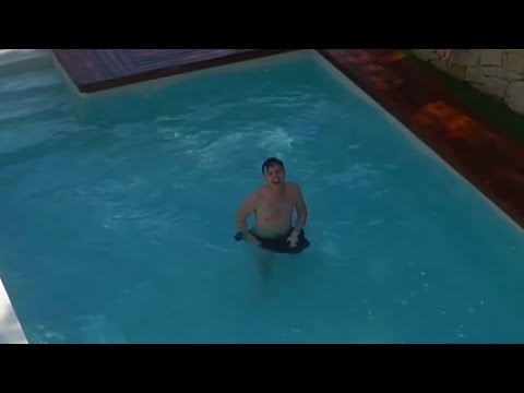 Robbie wordt in het zwembad gegooid