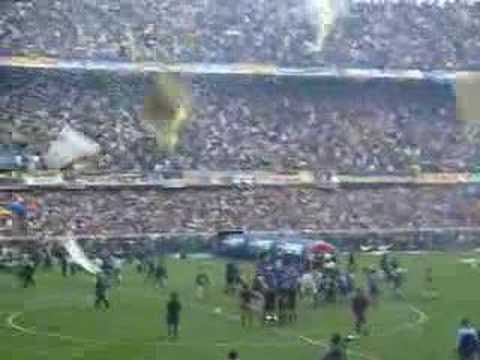 Esta es la bienvenida de la hinchada de Boca a su equipo jugando contra su hijo, river plate. This is how the Boca supporters welcome the team when they get into the field to play a match against river plate, Boca's son!