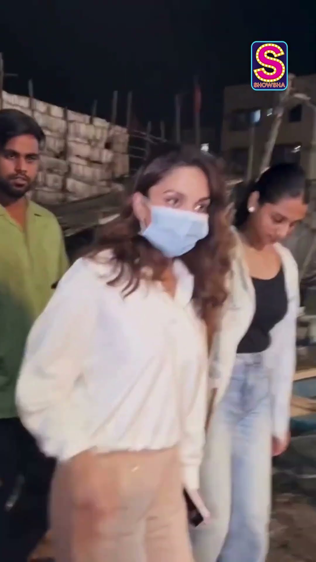 Can You Recognize This Masked Bollywood Beauty? | Entertainment | Celebrity | Actress | N18S