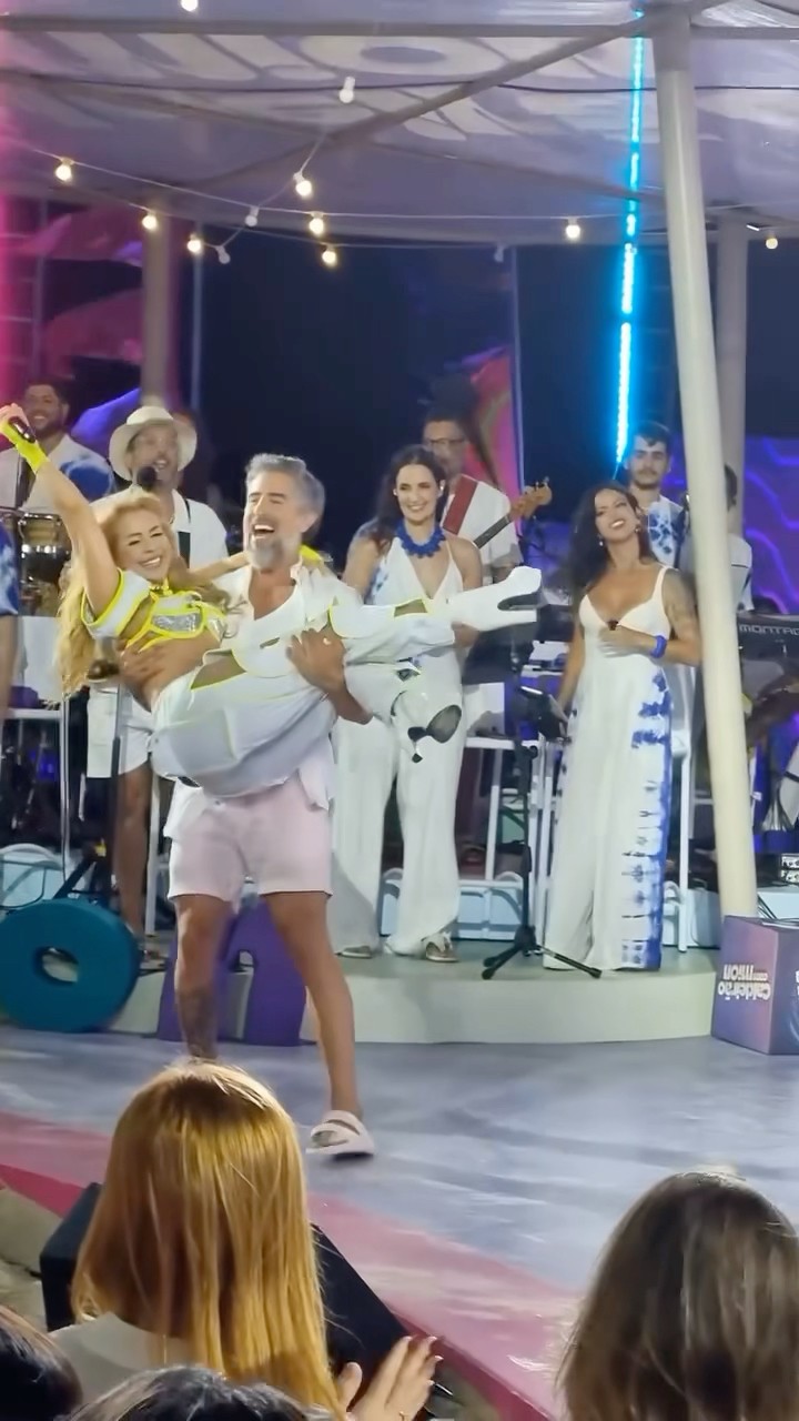 Marcos Mion carregando Joelma nos braços