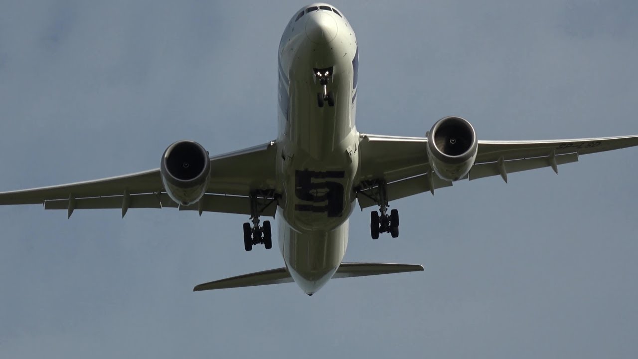 Boeing 787 Dreamliner Close Up I Takeoffs & Landing at Warsaw Chopin Airport