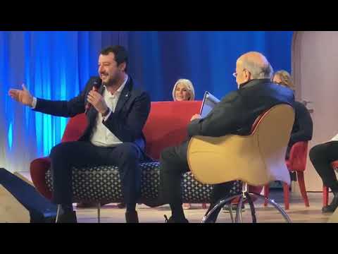 Matteo Salvini canta De André al Maurizio Costanzo Show
