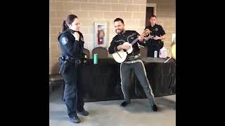 No Olvida Sus Raices!!! Mujer Policia Americana canta Los Laureles