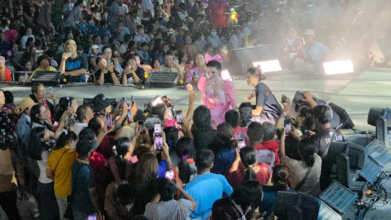 คนครึ่งเเสน กรี๊ดสนั่นเมื้ออุ๋งอิ๋งพูดแบบนี้‼️ คนเยอะที่สุดของงานพระธาตนาดูน