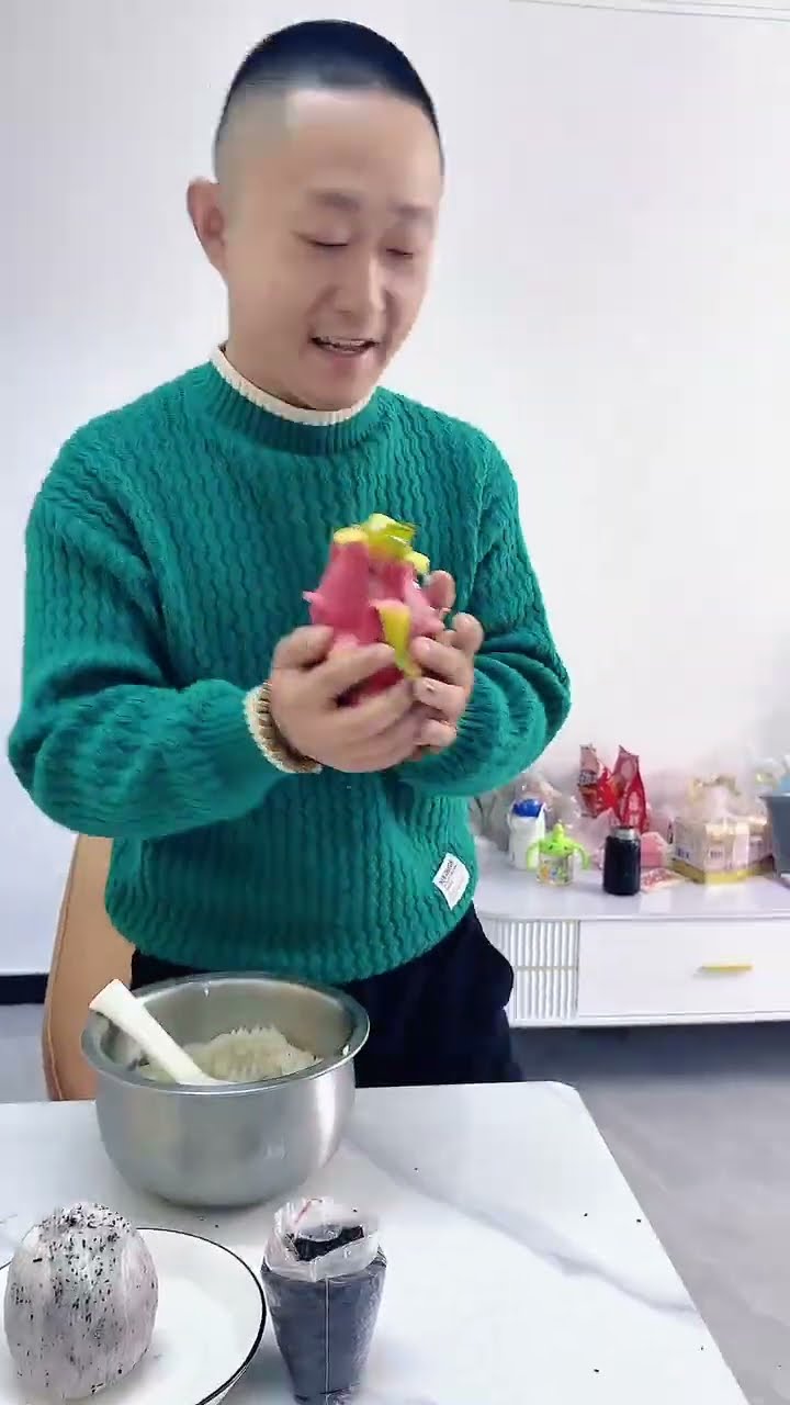 爸爸给他做个火龙果包饭，爸爸带娃花样太多！#Cute baby#Cute#呆萌小米宝#聪明宝宝#萌娃#整蛊#测试
