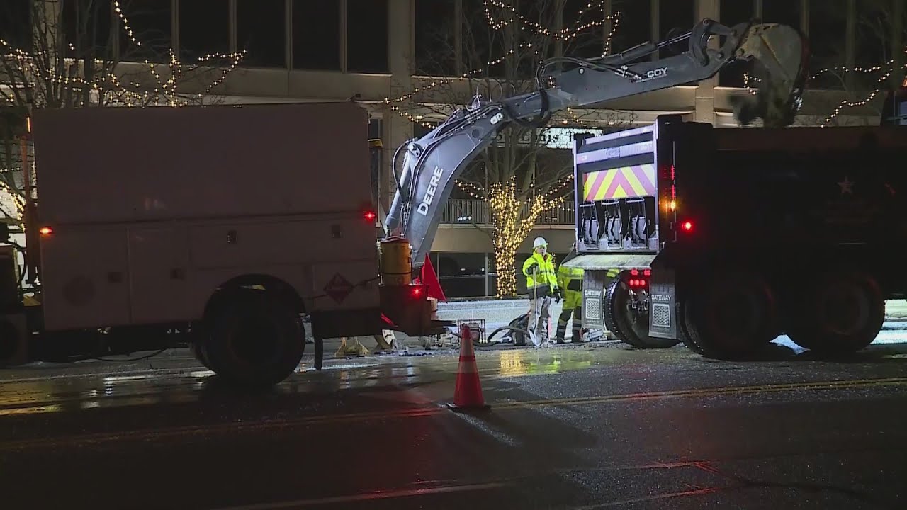 Crews repairing water main break Tuesday morning - YouTube