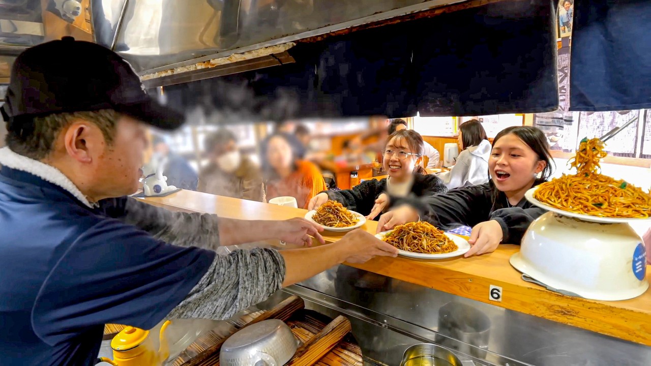 Man running a yakisoba noodle shop with his mother in rural Oita