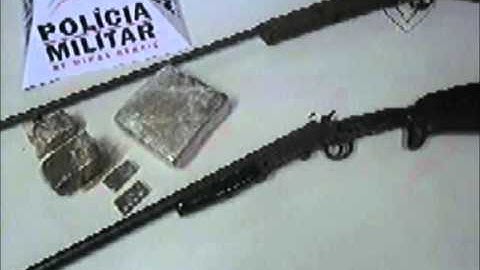 PM encontra em casa abandonada armas e drogas