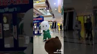 Khi gấu lầy phát tờ rơi