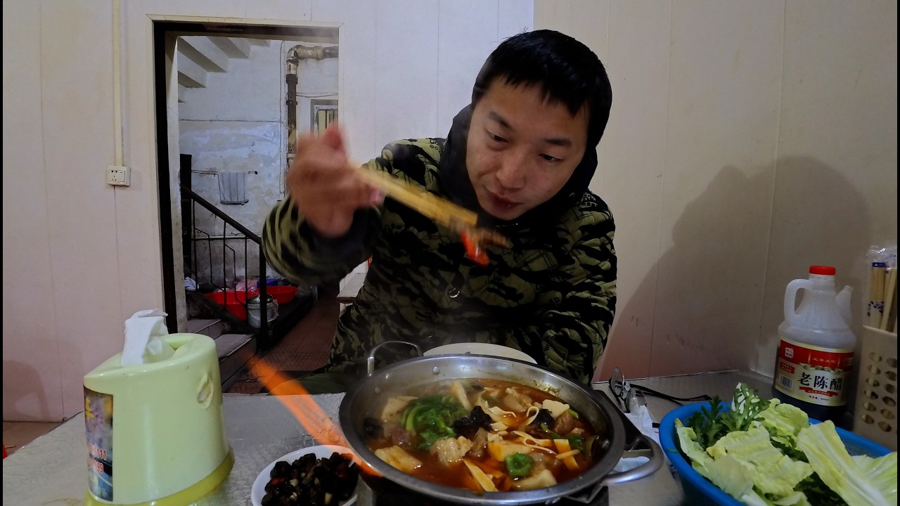 陌生小镇过夜，入乡随俗，大早上起床先整个火锅吃
